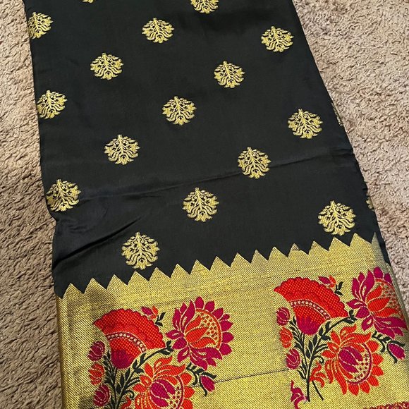 Gray Silk Designer Saree in with Weaving work - Picture 8 of 9